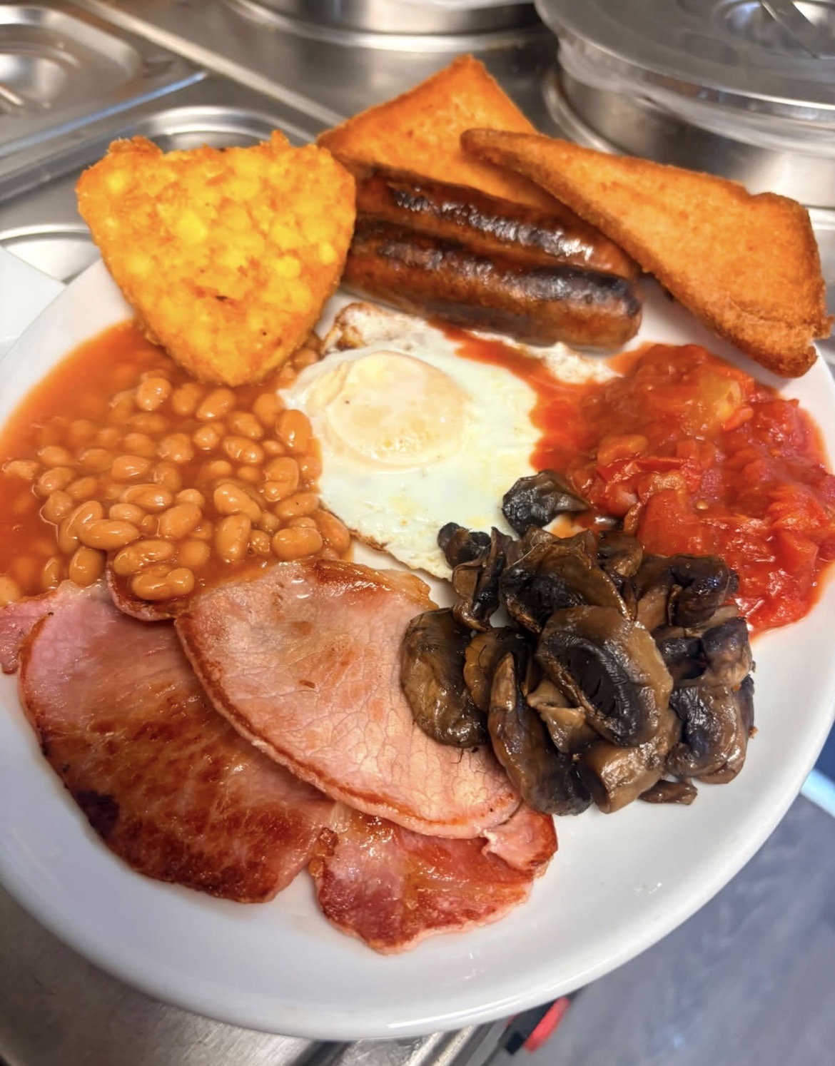 Munch Bites breakfast with bacon, sausages, fried egg, hash browns, beans, tomatoes, mushrooms and toast